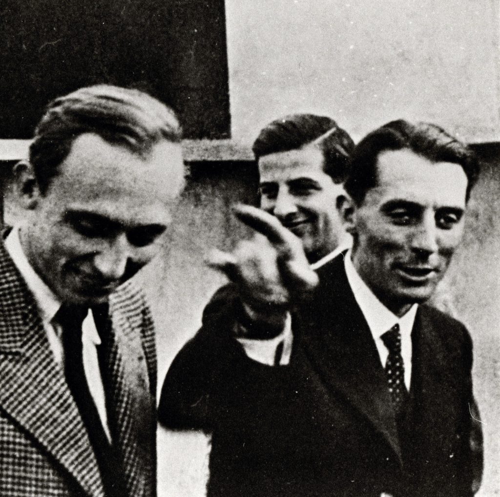 В Коллеж де Франс: Ф. Жолио-Кюри (справа), Б. Понтекорво (на заднем плане). Париж, 1940 год
