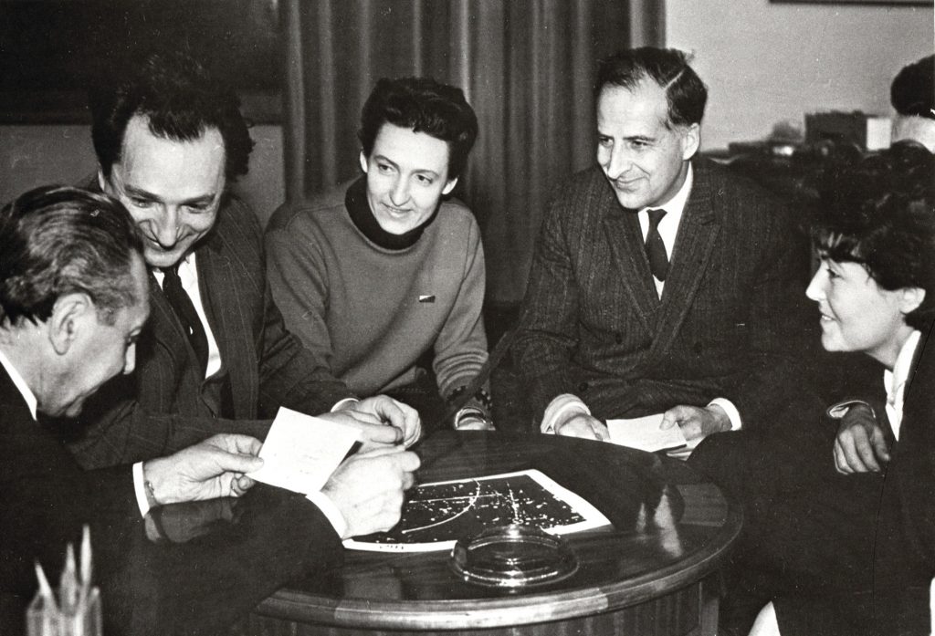 За столом сидят (слева направо): В. П. Джелепов, Я. А. Смородинский, Ж. Лаберриг-Фролова, Б. М. Понтекорво, И. Г. Покровская, ОИЯИ, 1964 год